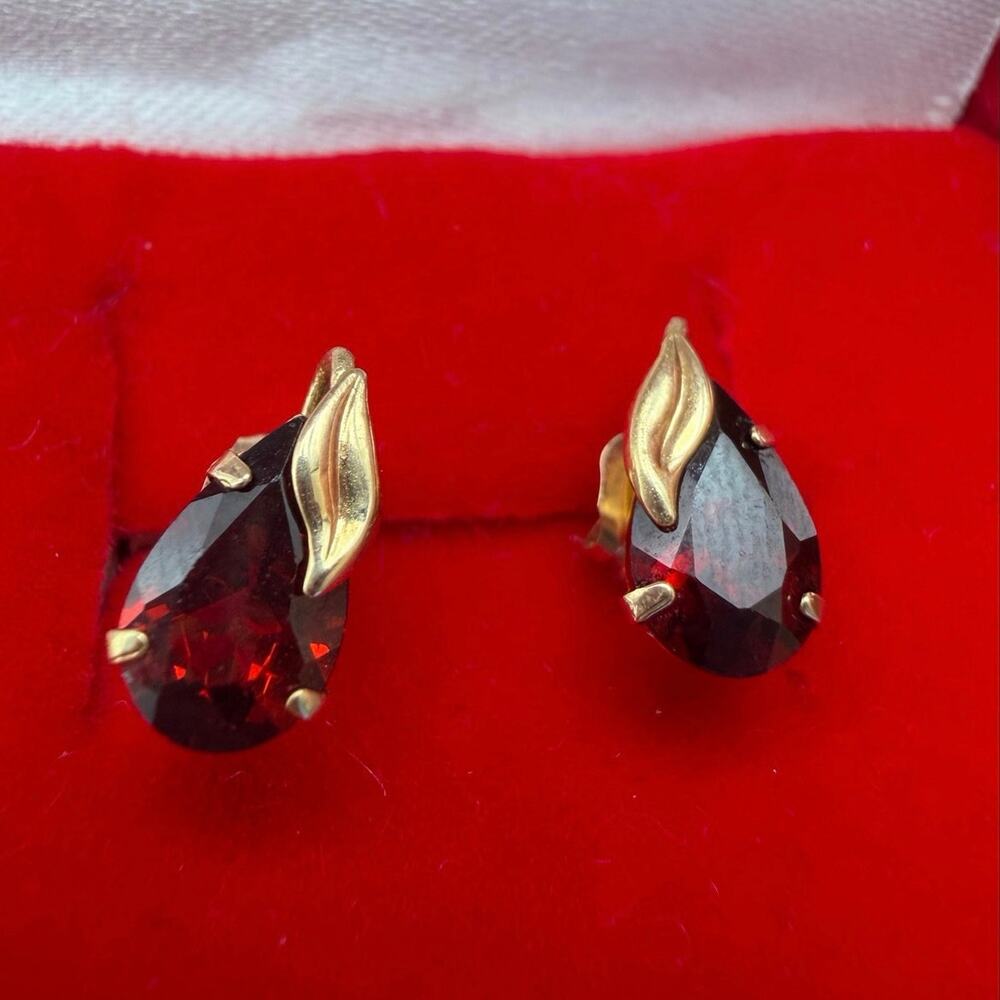 Vintage 14K Solid Yellow Gold Pear Cut Red Stone Leaf Accent Stud Earrings 0.87g